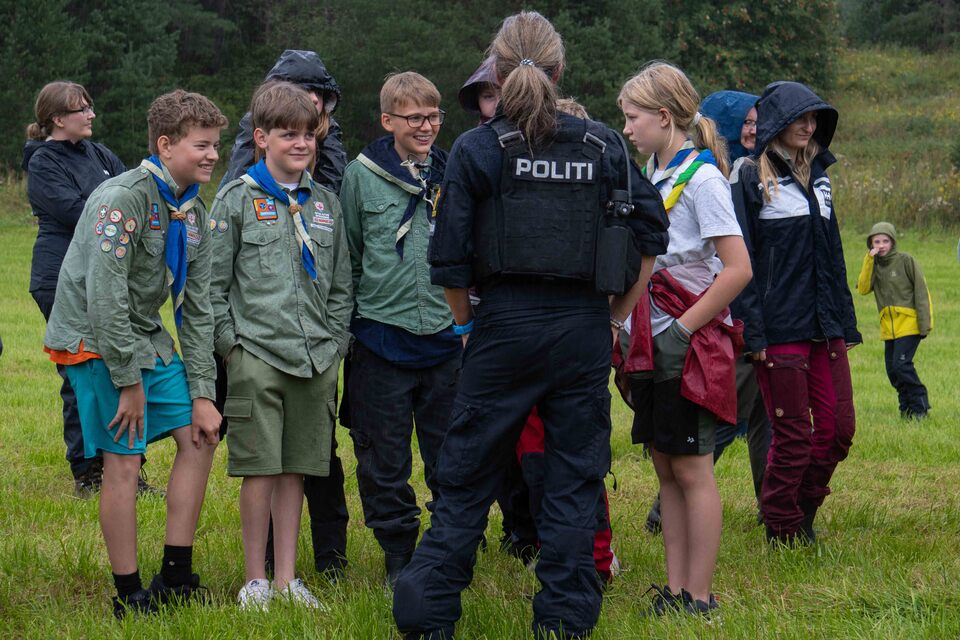 Speidere som snakker med politiet som er på besøk